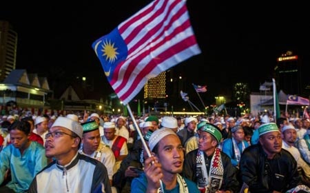 Malaysia phá âm mưu đánh bom hàng loạt của phiến quân IS - 1 Người Hồi giáo tham gia sự kiện Cầu nguyện cho Malaysia ở Kuala Lumpur vào thứ sáu vừa qua.