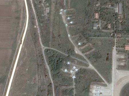 NATO âm thầm can dự vào chiến sự ở Ukraine? - 3 Hình ảnh vệ tinh Google Earth cho thấy máy bay Mig tɩên tiến ở căn cứ không quân MK ở Romania.