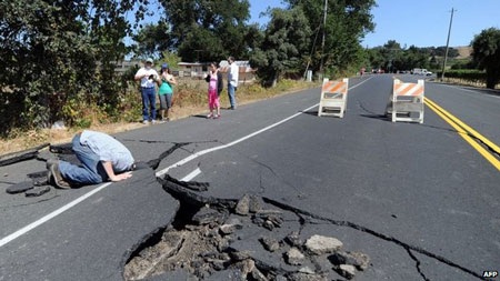 Mỹ: Động đất rung chuyển California, gần 100 người bị thương - 2 Nhiều tuyến đường bị hư hại sau động đất.