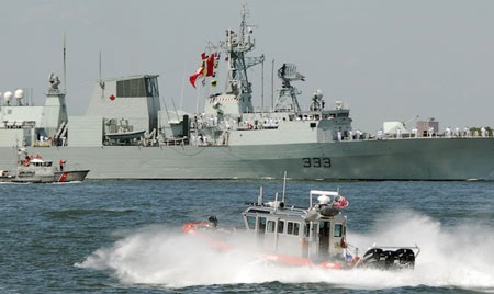 Máy bay quân sự Nga bị tố “tiếp cận” tàu chiến Canada - 1 Tàu HMCS Toronto