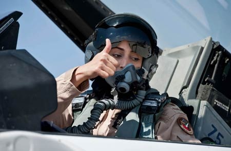 Nữ phi công Ảrập chỉ huy phi đội không kích IS - 1 Mariam al-Mansouri là chỉ huy phi đội không kích IS của UAE.