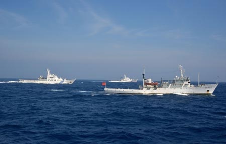 Nhật lập đội bảo vệ Senkaku/Điếu Ngư riêng, đối phó Trung Quốc - 1 Tàu Nhật-Trung chạm trán ở Senkaku/Điếu Ngư trên Hoa Đông.