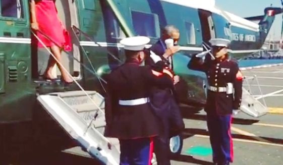 Obama gây “bão” vì kiểu chào… cốc trà nóng