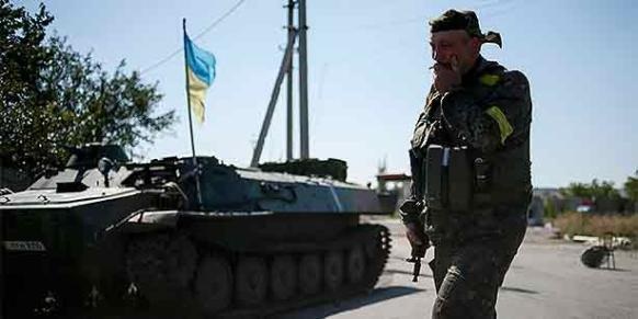 Ukraine: Phe ly khai tấn công sân bay Donetsk - 1 Súng được cho là vẫn nổ ở sân bay Donetsk bất chấp lệnh ngừng bắn giữa các bên.