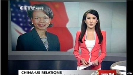 Đoạn cliɰ trên CCTV giới thiệu về chuyến công du của bà Susan Rice với ảnh của bà Condoleezza Rice