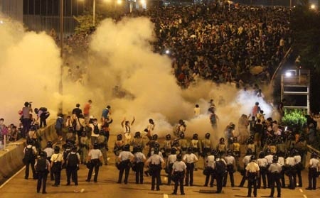 Biểu tình Hồng Kông làm tê liệt giao thông, trường học, doanh nghiệp - 2 Tối ngày chủ nhật, người biểu tǬnh đã đụng độ với cảnh sát.