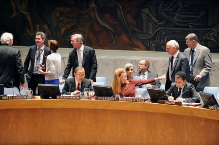 Ebola: Lần đầu tiên Hội đồng Bảo an họp khẩn vì một vấn đề y tế - 1 Các thành viên HĐBA trao đổi trước khi bước vào cuộc họp chính thức về Ebola. Ảnh: UN.