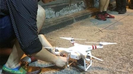 Đeo dải ruy băng vàng cho camera bay.