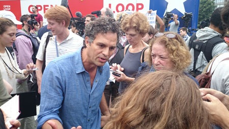 Các ngôi sao Hollywood cùng hơn 300.000 người tuần hành vì trái đất - 3 Ngôi sao Hollywood Mark Ruffalo trả lời phỏng vấn báo chí trước cuộc tuần hành.