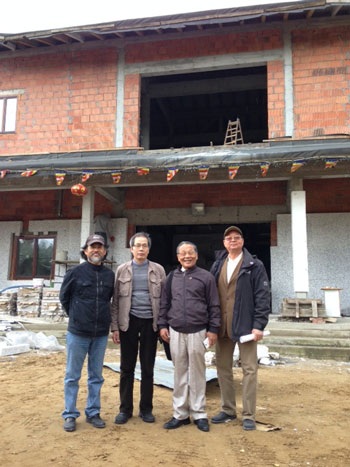 Các vị trong ban kiến thiết chùa Nhân Hoà