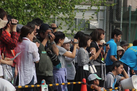 Những phụ huynh “tay áo tay máy” cổ vũ không thể
nhiệt tình hơn…