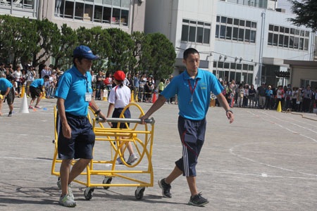 Những phụ huynh “tay áo tay máy” cổ vũ không thể
nhiệt tình hơn…