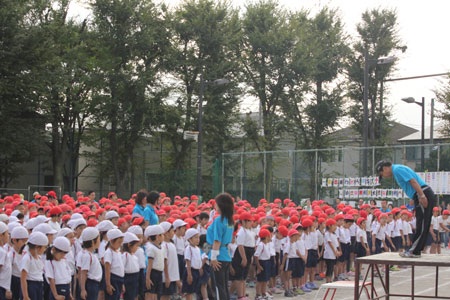 Những phụ huynh “tay áo tay máy” cổ vũ không thể
nhiệt tình hơn…