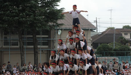 Những phụ huynh “tay áo tay máy” cổ vũ không thể
nhiệt tình hơn…