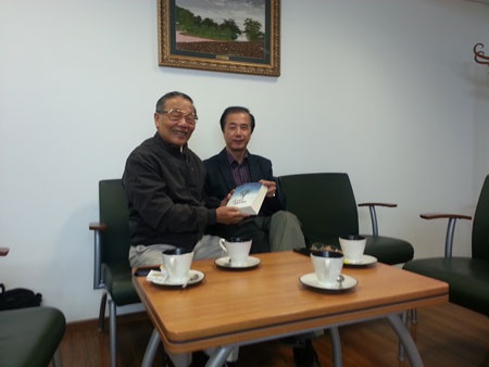 Tiểu thuyết gia Trần Quốc Quân tặng sách.