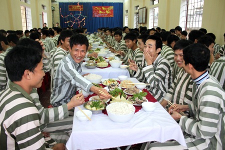 Ăn Tết ở nơi tưởng chừng không có Tết - 10