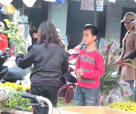 "Em đi bán lì xì để mua đôi giày mới..." - 4