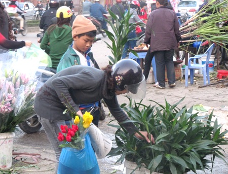 "Em đi bán lì xì để mua đôi giày mới..." - 3