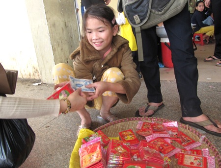 "Em đi bán lì xì để mua đôi giày mới..." - 1