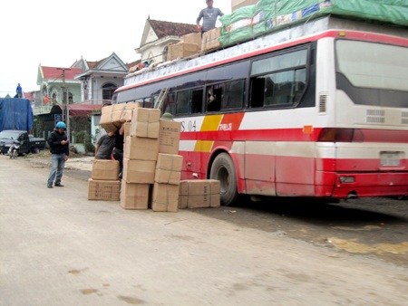 “Làng tỷ phú” và những chuyến xe tấp nập đi Lào sau Tết - 2