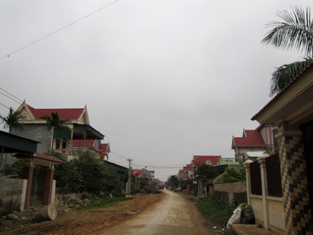 “Làng tỷ phú” và những chuyến xe tấp nập đi Lào sau Tết - 1