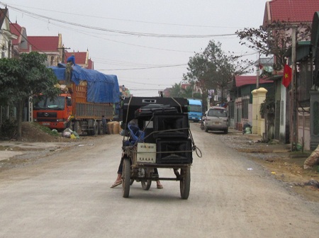 “Làng tỷ phú” và những chuyến xe tấp nập đi Lào sau Tết - 7