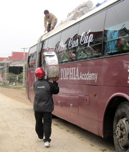 “Làng tỷ phú” và những chuyến xe tấp nập đi Lào sau Tết - 10