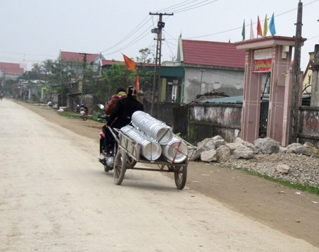 “Làng tỷ phú” và những chuyến xe tấp nập đi Lào sau Tết - 6