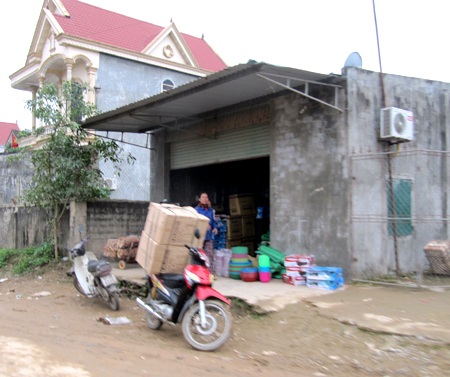 “Làng tỷ phú” và những chuyến xe tấp nập đi Lào sau Tết - 5