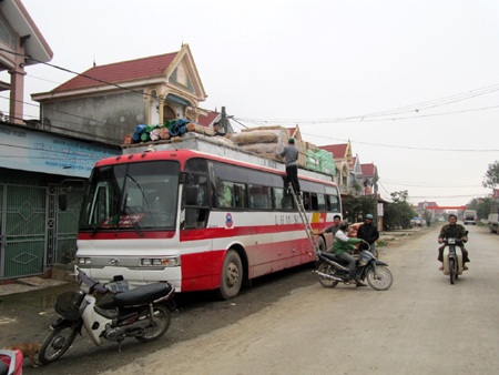 “Làng tỷ phú” và những chuyến xe tấp nập đi Lào sau Tết - 4