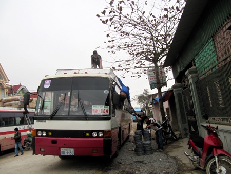 “Làng tỷ phú” và những chuyến xe tấp nập đi Lào sau Tết - 8