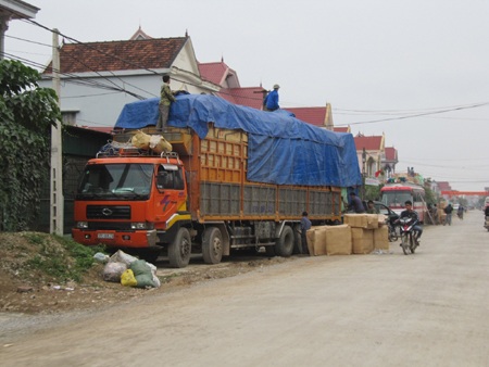 “Làng tỷ phú” và những chuyến xe tấp nập đi Lào sau Tết - 3