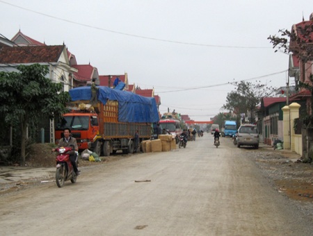 “Làng tỷ phú” và những chuyến xe tấp nập đi Lào sau Tết - 9