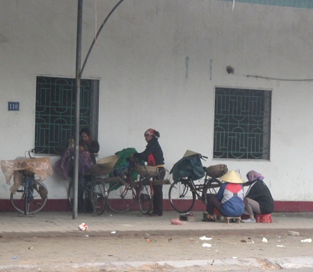 Chợ lao động âu sầu vì... quá nhàn nhã - 2 Chợ lao động âu sầu vì... quá nhàn nhã - 2