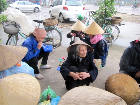 Chợ lao động âu sầu vì... quá nhàn nhã - 4 Chợ lao động âu sầu vì... quá nhàn nhã - 4