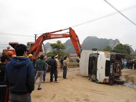 Tạm giữ tài xế xe gỗ gây tai nạn chết người - 1 Tạm giữ tài xế xe gỗ gây tai nạn chết người - 1