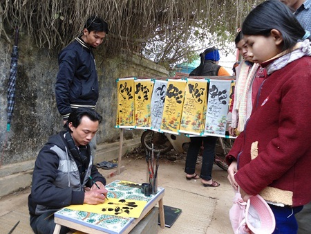Gần vạn người tham dự lễ Hội đền Quả Sơn trong giá rét - 7 Gần vạn người tham dự lễ Hội đền Quả Sơn trong giá rét - 7