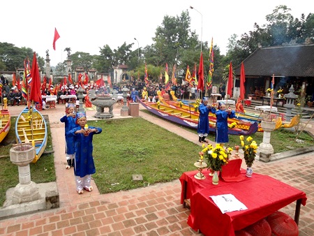 Gần vạn người tham dự lễ Hội đền Quả Sơn trong giá rét - 2 Gần vạn người tham dự lễ Hội đền Quả Sơn trong giá rét - 2