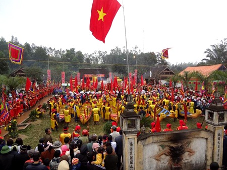 Gần vạn người tham dự lễ Hội đền Quả Sơn trong giá rét - 1 Gần vạn người tham dự lễ Hội đền Quả Sơn trong giá rét - 1