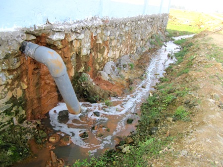 Dân kêu trời vì nước thải của hơn 2.500 công nhân - 1