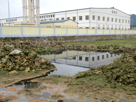 Dân kêu trời vì nước thải của hơn 2.500 công nhân - 2