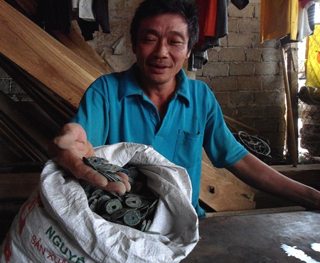 Đang cày ruộng, “húc” phải... một hũ tiền cổ - 1 Đang cày ruộng, “húc” phải... một hũ tiền cổ