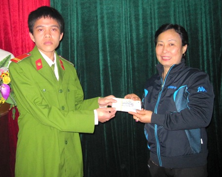 Chiến sỹ công an trả lại hơn 40 triệu đồng cho người đánh mất - 1 Chiến sỹ công an trả lại hơn 40 triệu đồng cho người đánh mất - 1