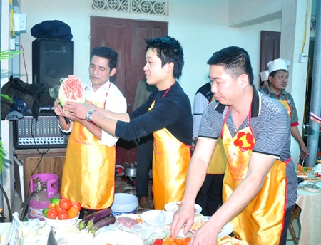 Xem các quý ông “đánh vật” với... mắm muối