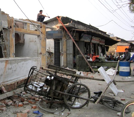 Sập mái bê tông, một người bị thương