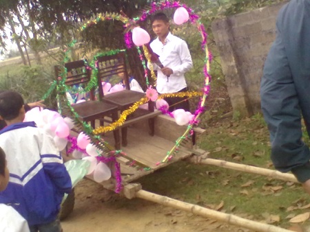 Gặp cô dâu, chú rể của đám cưới bằng... xe trâu - 2 Gặp cô dâu, chú rể của đám cưới bằng... xe trâu