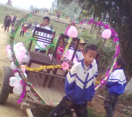 Gặp cô dâu, chú rể của đám cưới bằng... xe trâu - 3 Gặp cô dâu, chú rể của đám cưới bằng... xe trâu