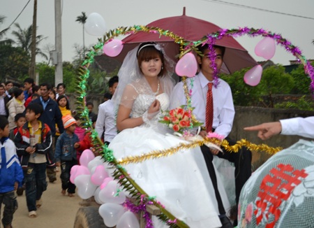 Gặp cô dâu, chú rể của đám cưới bằng... xe trâu - 5 Gặp cô dâu, chú rể của đám cưới bằng... xe trâu