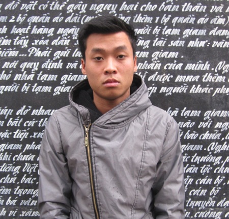 Đối tượng vi phạm vác mũ bảo hiểm... đánh cảnh sát giao thông