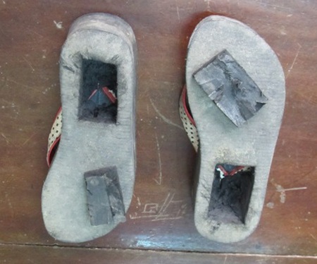 “Nữ quái” giấu heroin trong... đế dép - 2 “Nữ quái” giấu heroin trong... đế dép